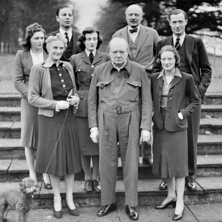 Pamela Harriman (a primeira, à esquerda) em Chartwell, residência de Winston Churchill, em 1945. Ela aparece na foto com o famoso sogro, sua esposa Clementine e outros membros da família