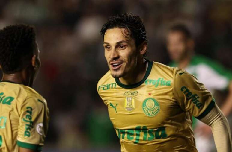 Máximo goleador, Raphael Veiga celebra goles e hitos alcanzados por Palmeiras