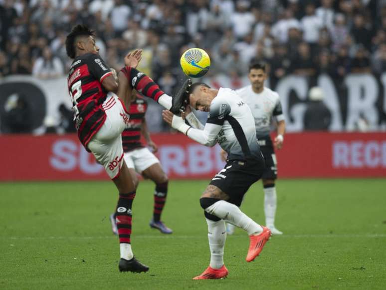 Matheuzinho e Bruno Henrique em Corinthians x Flamengo (Anderson Romano/AGIF)