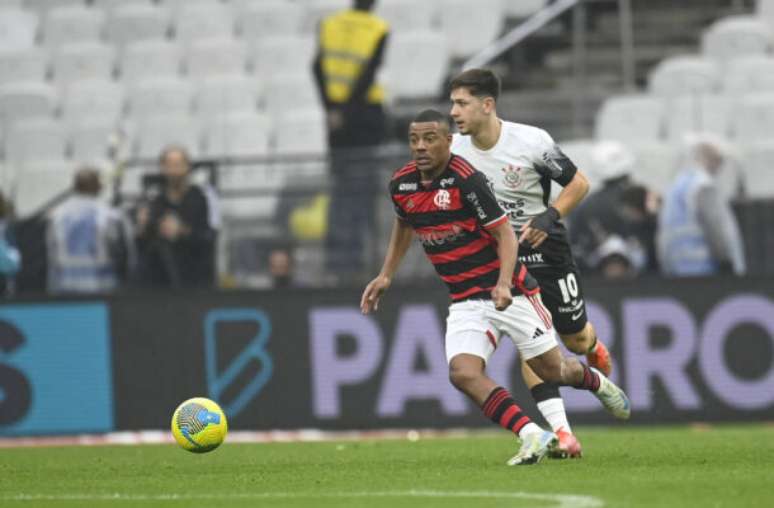 De la Cruz disembarks limping; Flamengo welcomes the arriving fans