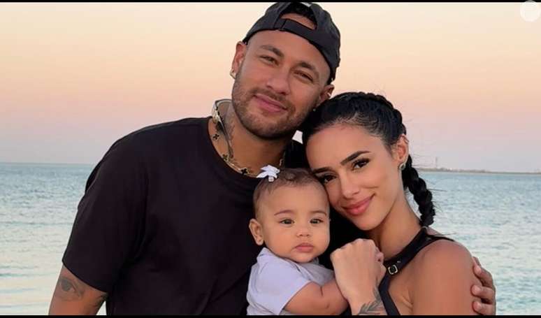 Neymar e Bruna Biancardi foram criticados na web pela escolha do look da filha, Mavie.