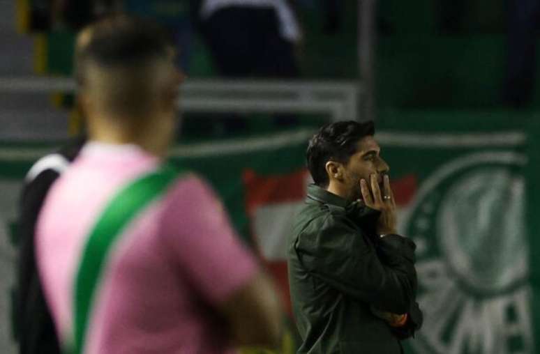 Técnico do Palmeiras, Abel Ferreira, elogia Veiga e fala sobre disputa pelo título