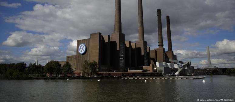 As quatro chaminés da fábrica da Volkswagen, em Wolfsburg, podem ser observadas assim que se chega à cidade