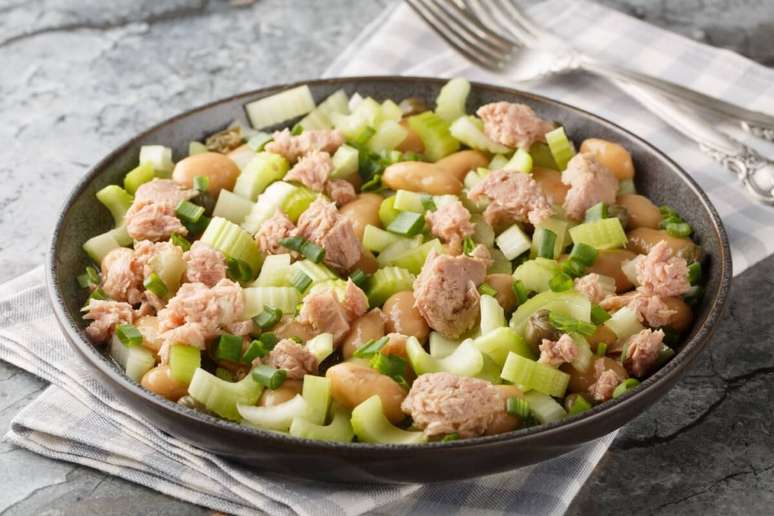 Salada de feijão-branco com atum e aipo 