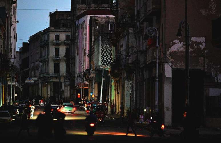 Rua de Havana às escuras, com iluminação vinda de carros