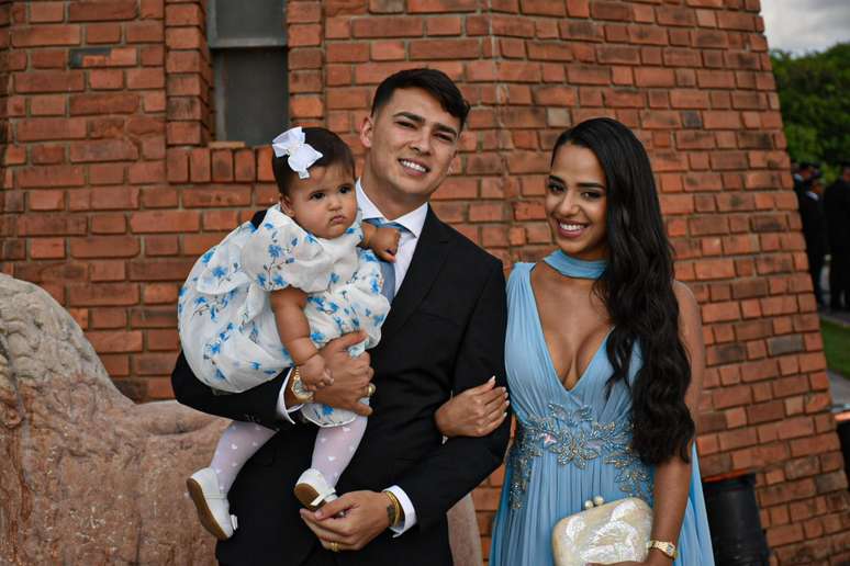 Mirella Santos, Gabriel Farias e a filha do casal no casamento de João Gomes e Ary Mirelle