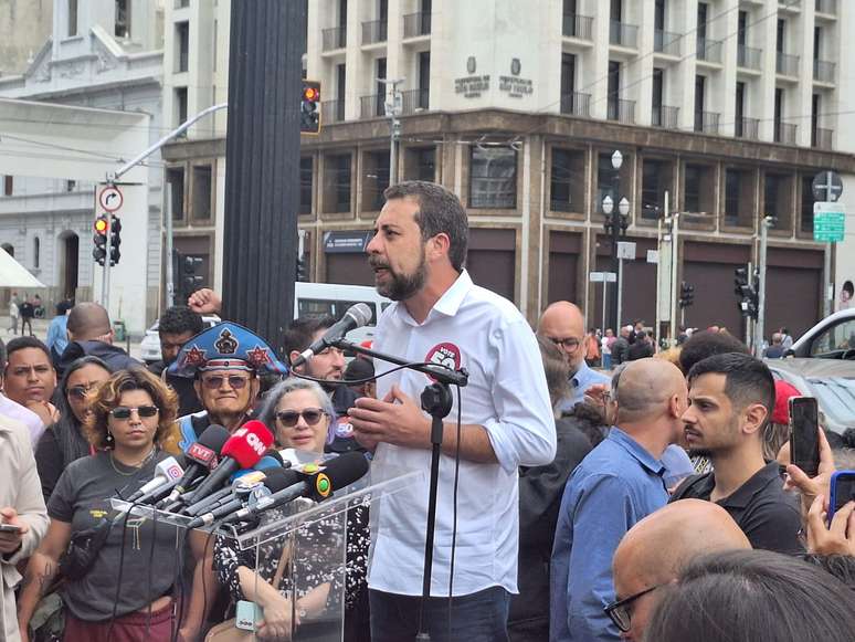 Guilherme Boulos faz posicionamento no centro de São Paulo