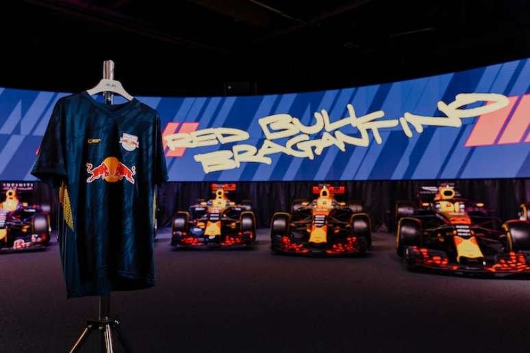 Nova camisa do Bragantino se assemelha à pintura do carro da Red Bull Racing.