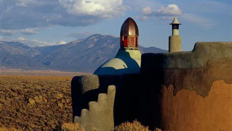 A arquitetura fora dos padrões das Earthships permite aos seus moradores enfrentar os extremos de temperatura do deserto do Novo México, no sudoeste dos Estados Unidos