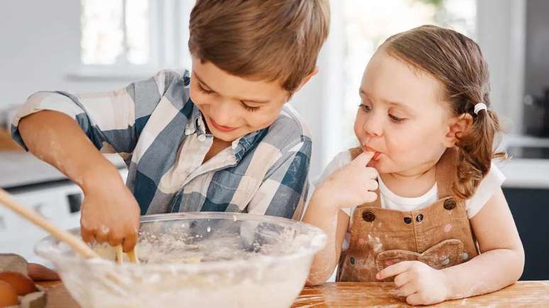 Dê tarefas mais cimples para as crianças na cozinha – Foto: Shutterstock