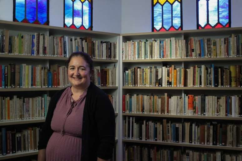 Influenciadora Courtney Henning Novak, 45 anos, veio ao Brasil em setembro para participar de evento literário. Ela posa na biblioteca do Museu Judaico de São Paulo, de onde concedeu entrevista ao Estadão.