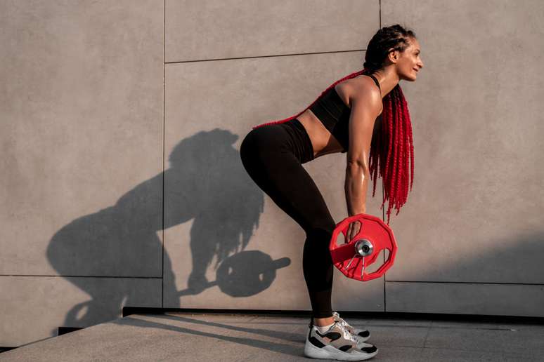 O levantamento terra é um excelente exercício para os músculos das costas, glúteos e pernas 