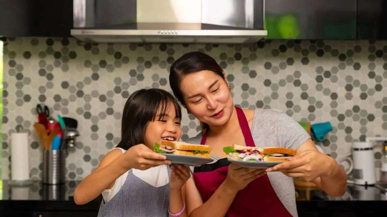 Even the youngest children have space in the kitchen – Photo: Shutterstock Even the youngest children have space in the kitchen – Photo: Shutterstock