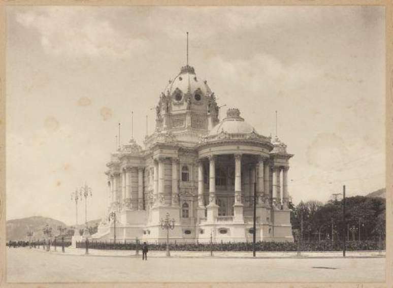 Terminada a Exposição Universal de 1904, o Palácio Monroe foi reconstruído na avenida Central, atual Rio Branco, no Rio de Janeiro, a então capital do Brasil