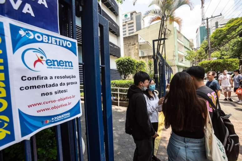 Na foto, registro de estudantes aguardando a realização do Enem em anos anteriores.