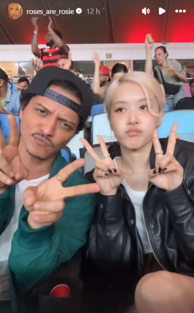 Bruno Mars e Rosé do Blackpink curtem jogo Fla-Flu no Maracanã