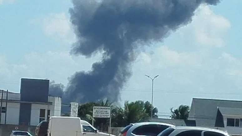 Fumaça gerada pela queda do avião foi vista nos arredores