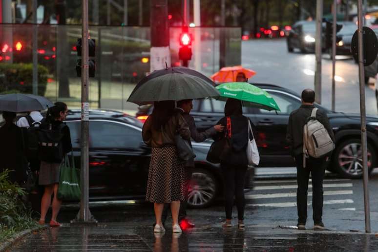 Domingo é de garoa, mas semana começa com Sol entre nuvens