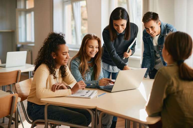 Pratique a língua estrangeira com outras pessoas 