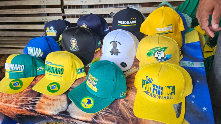 Comerciante roda o Brasil vendendo bonés personalizados do Bolsonaro 