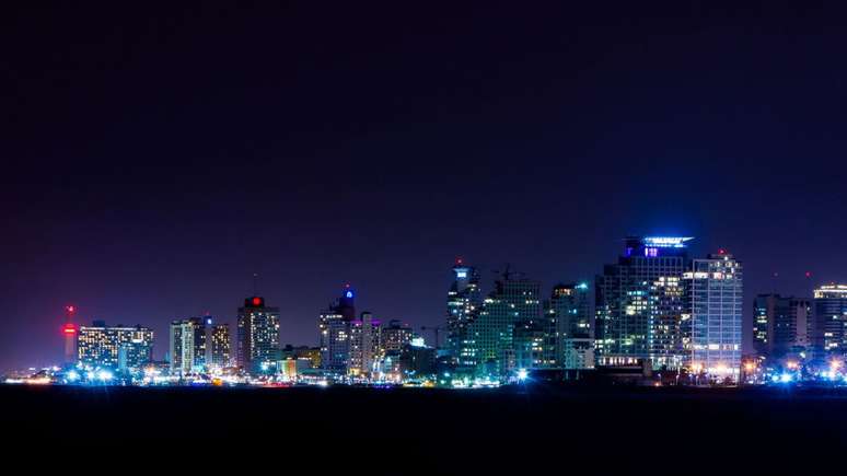 Vista noturna da cidade de Tel Aviv, Israel