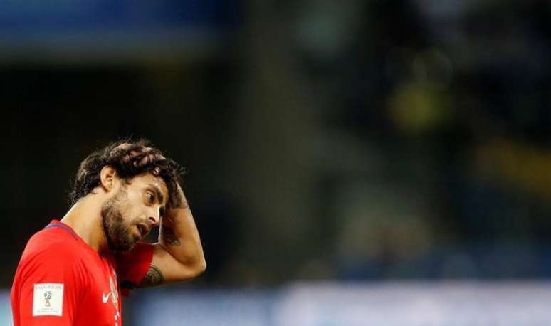 Jorge Valdivia em jogo do Chile contra o Brasil em São Paulo
 10/10/2017    REUTERS/Leonardo Benassatto