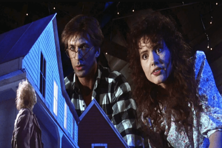 Em ‘Beetlejuice – Os fantasmas se divertem’, um casal de fantasmas tenta espantar os novos moradores de sua casa 