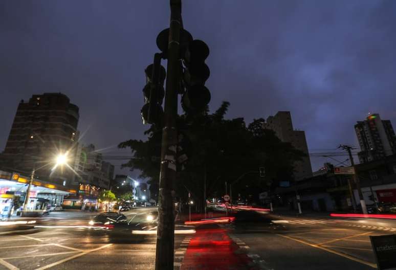 Temporal de 11 de outubro deixou diversas vias e semáforos apagados na cidade de São Paulo.