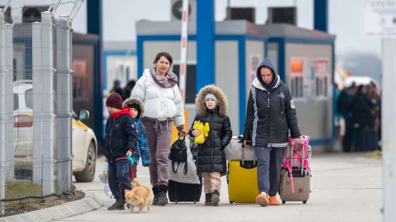 Refugiados ucranianos atravessam a fronteira com a Romênia