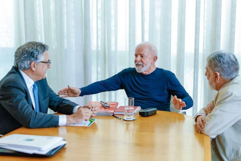 O presidente Lula durante reunião com o assessor-Chefe Celso Amorim e o ministro de Relações Institucionais, Alexandre Padilha, no Palácio da Alvorada, dois dias após a queda no banheiro. A foto foi divulgada pelo governo para mostrar que o petista está bem.