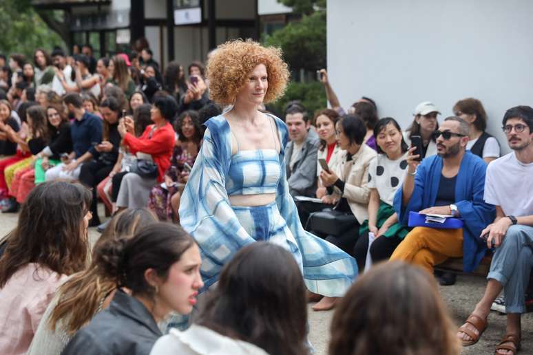 Look de Fernanda Yamamoto com a técnica chamada itajime shibori 