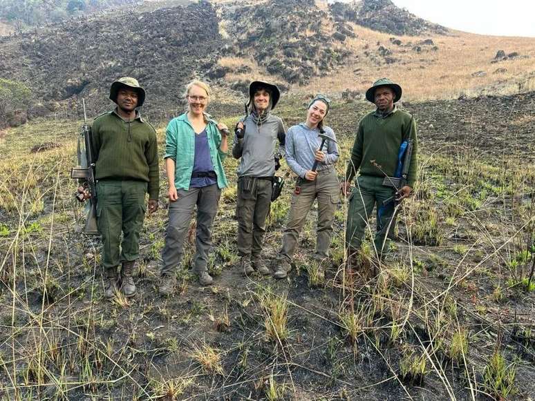 A equipe de cientistas viajou com guardas florestais para proteção contra animais selvagens no parque nacional