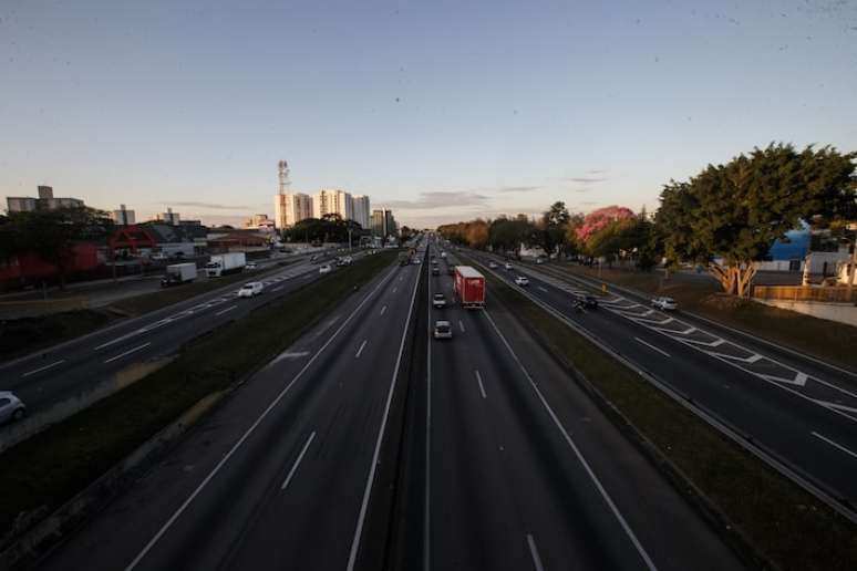 Rodovia Presidente Dutra foi palco de ataque de corintianos a ônibus com torcedores do Flamengo.