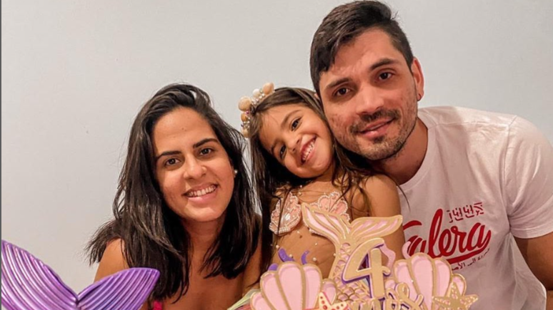 Giovany ao lado da esposa Aila e da filha mais velha (2021)