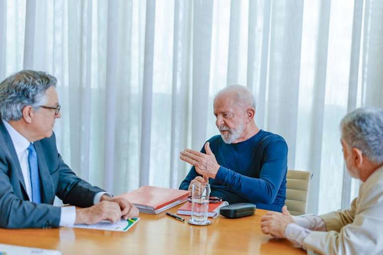 Lula durante reunião com o Assessor-Chefe da Assessoria Especial do Presidente da República, Celso Amorim e o Ministro-chefe da Secretaria de Relações Institucionais, Alexandre Padilha, no Palácio da Alvorada, nesta segunda-feira, 21 de outubro.