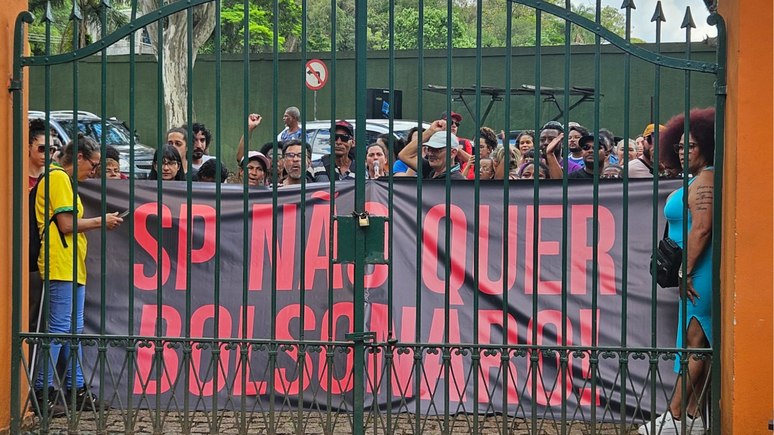 Manifestantes em frente à Fazenda Churrascada