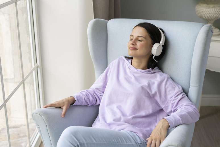 Listening to music after surgery can help patients recover, study says