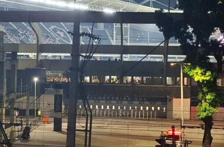 Torcedores do Peñarol chegando à paisana no Estádio Nilton Santos –