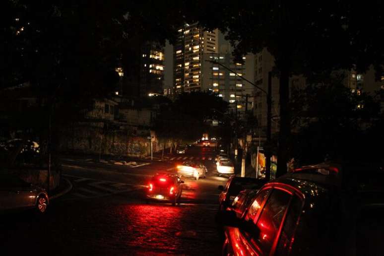 Rua Luminárias, na Vila Madalena, na zona oeste, ficou sem energia nesta quarta-feira.