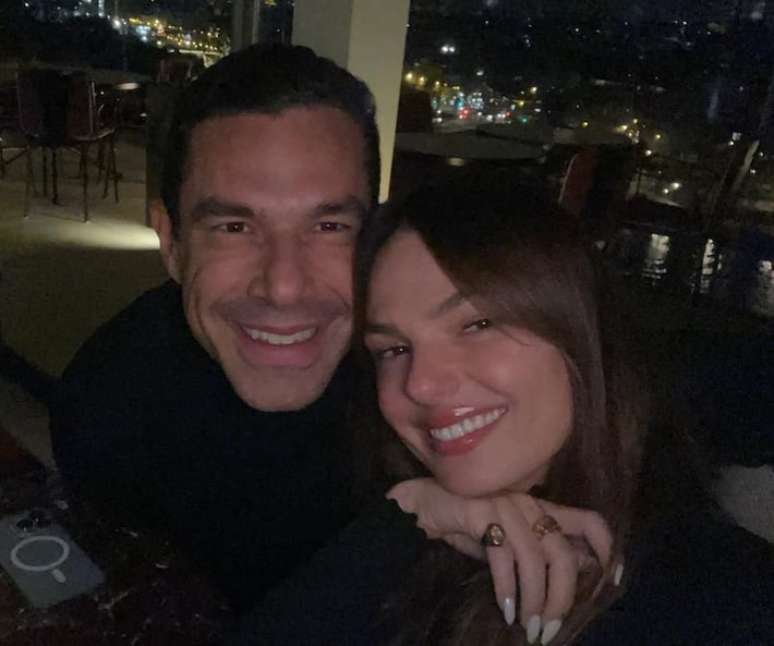 Marcus Buaiz e Isis Valverde celebraram oito meses de relacionamento nesta segunda-feira, 2.