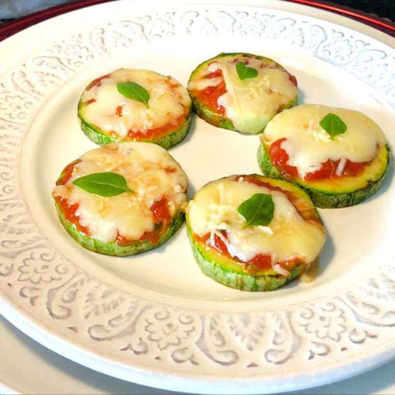 MINI PIZZA DE ABOBRINHA COM MUÇARELA