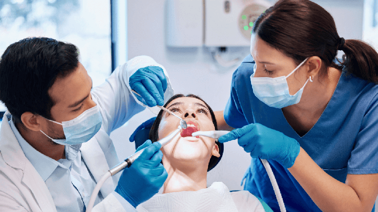 Antes de iniciar um tratamento para o câncer, é fundamental procurar um dentista para a realização de dos procedimentos odontológicos necessários / Foto: Shutterstock