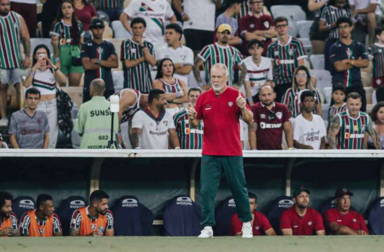 Mano comemora gol de Cano e destaca “maturidade” do Fluminense.