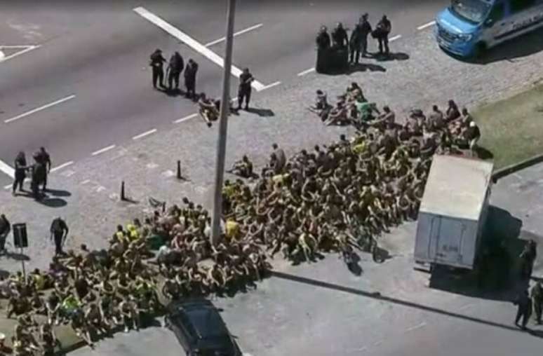 Reprodução de TV - Legenda: Torcedores do Peñarol são detidos no Rio de Janeiro