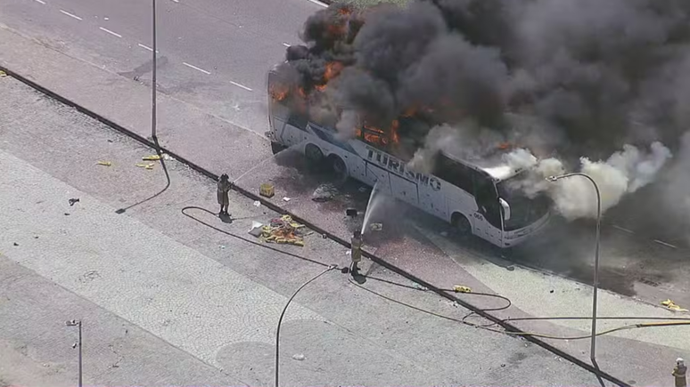 Bus yang membawa penggemar Peñarol dijarah dan dibakar selama kekacauan di Rio de Janeiro.