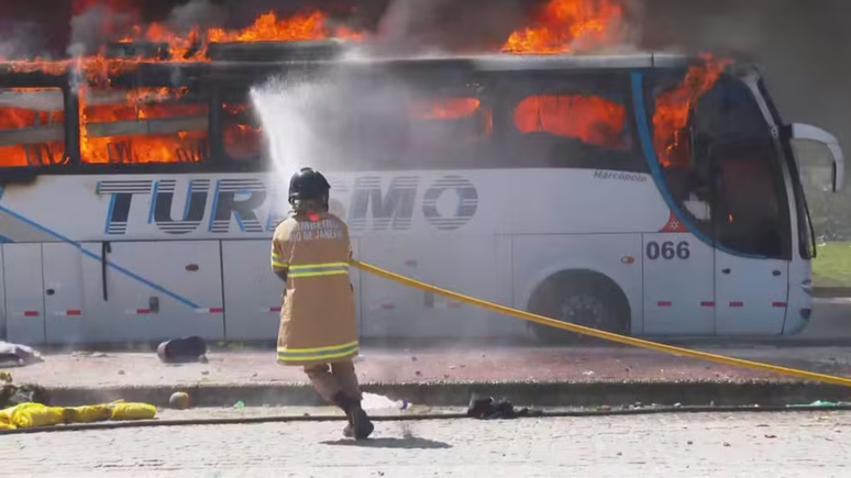 Um ônibus que transportava torcedores do Peñarol foi saqueado e incendiado durante tumultos no Rio de Janeiro.