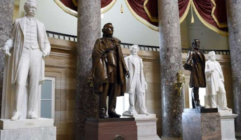 Uma estátua de Jefferson Davis, o segundo a partir da esquerda, está em exibição no Statuary Hall no Capitólio, em Washington. Proprietário de escravos, Davis representou o Mississippi no Senado e na Câmara antes da Guerra Civil Americana. História da desigualdade que persiste no cenário político norte-americano guarda semelhanças com o que ocorre no Brasil. AP Photo/Susan Walsh (arquivo)