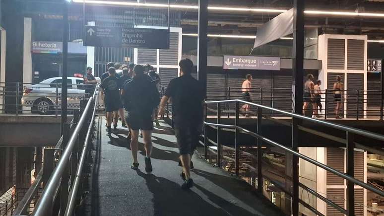 Torcedores do Peñarol chegando à paisana no Estádio Nilton Santos –