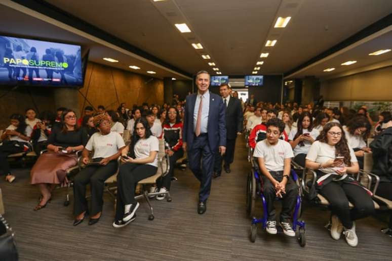 Ministro Luís Roberto Barroso em palestra para alunos do Sesi