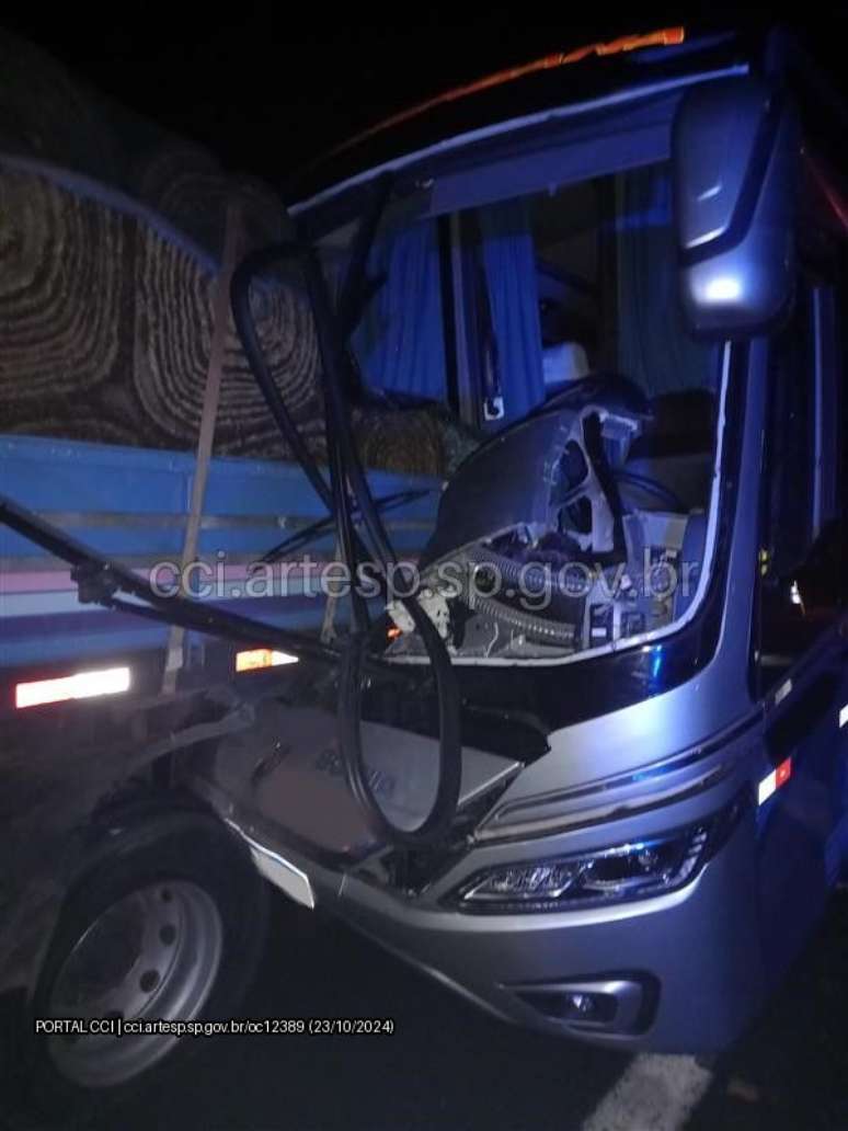 Motorista do ônibus perdeu o controle e bateu na traseira de uma carreta 